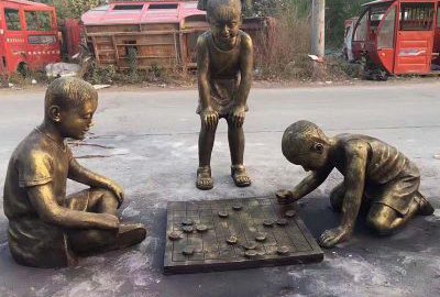 下象棋的小孩，鑄銅孩童童趣場景雕塑